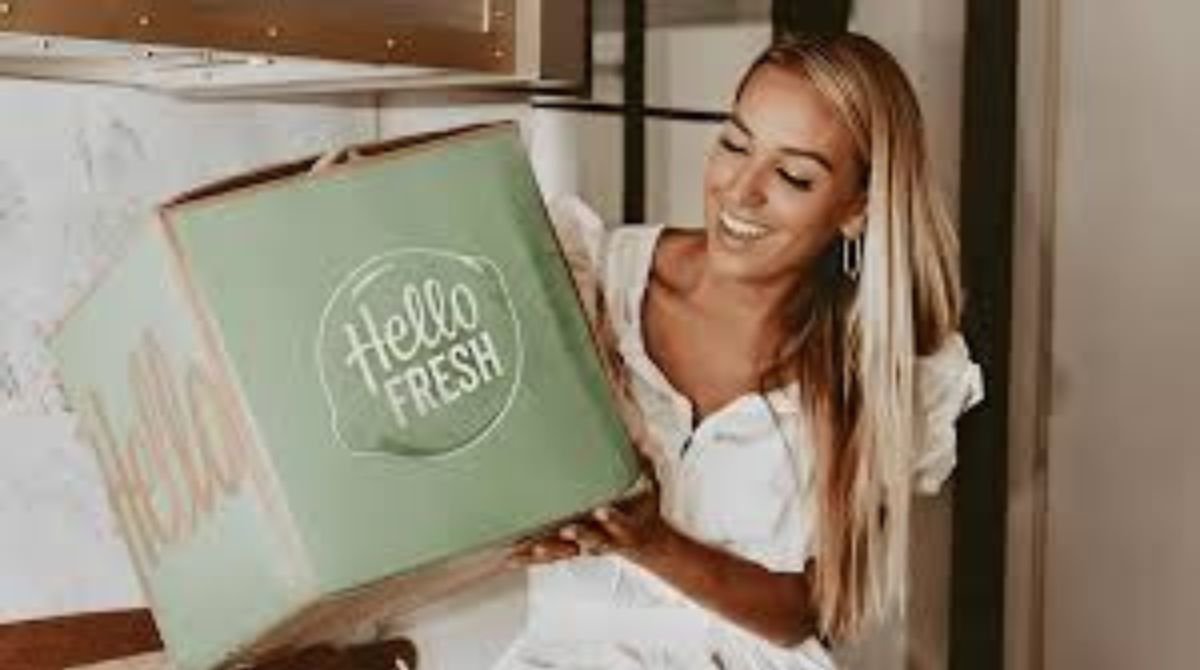 Amanda Ivanelli holding a HelloFresh box at home, Amanda Ivanelli net worth lifestyle and brand collaboration
