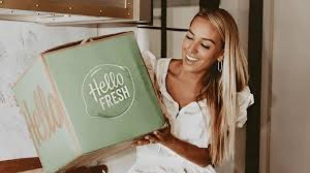 Amanda Ivanelli holding a HelloFresh box at home, Amanda Ivanelli net worth lifestyle and brand collaboration